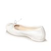 Ballerine bianche con punta di vernice da bambina