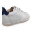 Sneakers da bambino in offerta visto da dietro