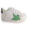 Sneaker da bambino artigianali bianche con stellina verde e salsicciotto blu